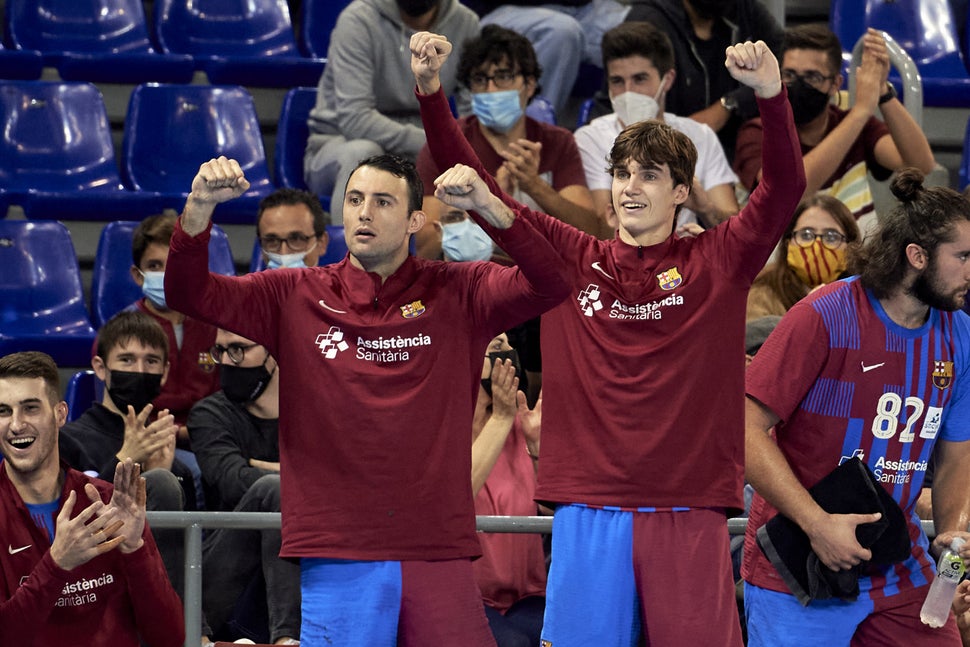 Pablo Nicolas Urdangarin —a la derecha— durante un partido del Barça de balonmano.