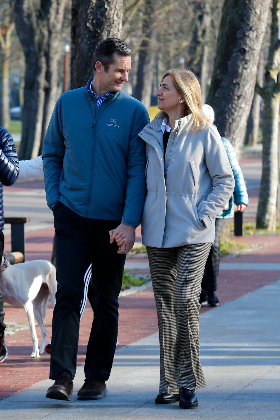 Iñaki Urdangarín y la infanta Cristina paseando por Vitoria en 2019, durante el primer permiso del que él disfrutó.