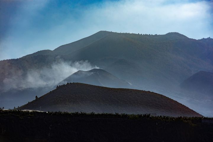 El volcán de Cumbre Vieja visto desde la costa de Tazacorte, todavía con algunas fumarolas.