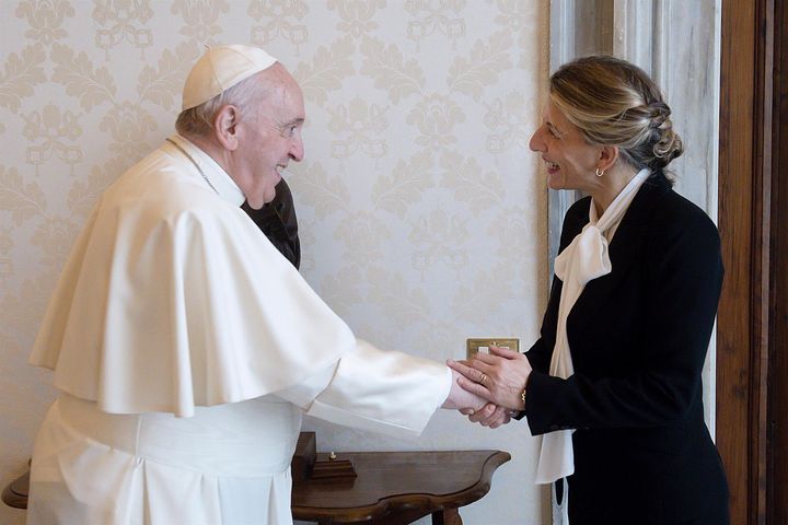 Yolanda Díaz y el papa Francisco en El Vaticano.