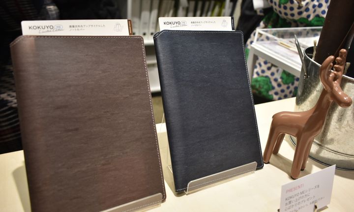 ジーンズなどの廃棄衣料から作ったノートカバー。KOKUYO MEシリーズから、素材（マテリアル）に着目して誕生した商品