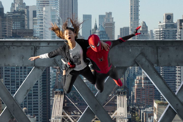 A pesar de la pandemia, 'Spider-Man: No Way Home' obtiene el tercer mejor estreno de taquilla de todos los tiempos 2 Esta imagen publicada por Sony Pictures muestra a Zendaya, izquierda, y Tom Holland en Columbia Pictures "Spider-Man: Sin camino a casa."
