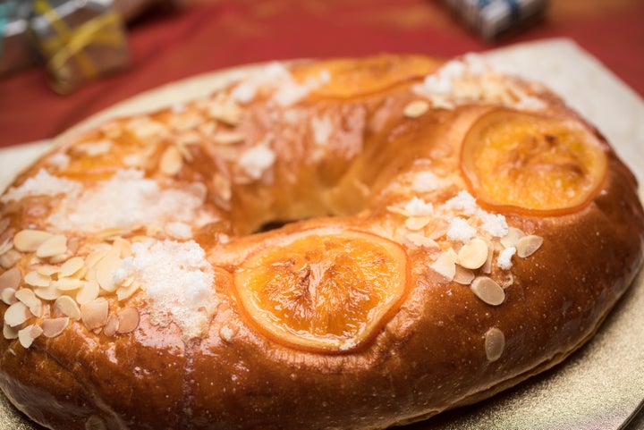 Roscón de reyes con fruta escarchada y frutos secos.
