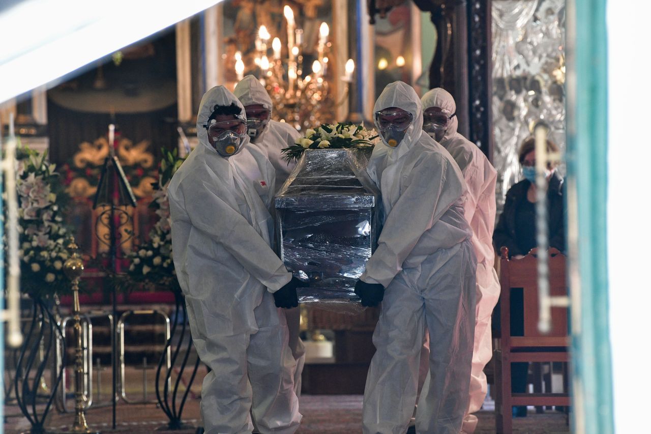 Κηδεία του συνταξιούχου εκπαιδευτικού, και περιφερειακού συμβούλου Μανώλη Αγιομυργιαννάκη, του πρώτου νεκρου στην Ελλάδα από τον κορονοϊό, στην Αμαλιάδα το Σάββατο 21 Μαρτίου 2020. (EUROKINISSI/ILIALIVE.GR/ΓΙΑΝΝΗΣ ΣΠΥΡΟΥΝΗΣ)