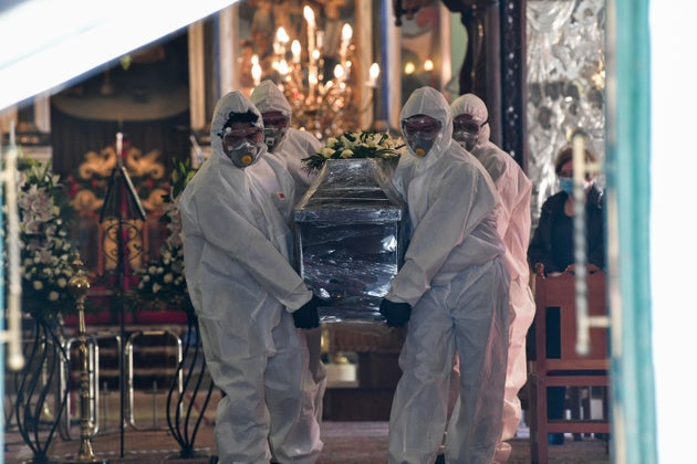 Κηδεία του συνταξιούχου εκπαιδευτικού, και περιφερειακού συμβούλου Μανώλη Αγιομυργιαννάκη, του πρώτου νεκρου στην Ελλάδα από τον κορονοϊό, στην Αμαλιάδα το Σάββατο 21 Μαρτίου 2020. (EUROKINISSI/ILIALIVE.GR/ΓΙΑΝΝΗΣ ΣΠΥΡΟΥΝΗΣ)