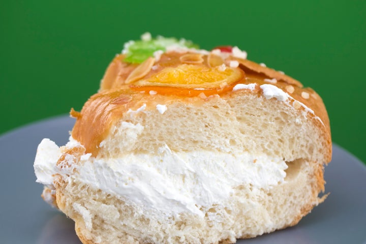 Un roscón de reyes relleno de nata.