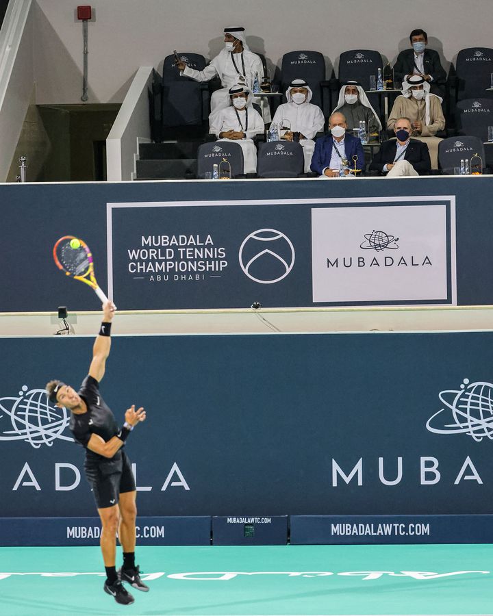 El tenista Rafael Nadal disputa el torneo de exhibición de Abu Dhabi, mientras el rey emérito Juan Carlos I observa desde las gradas.