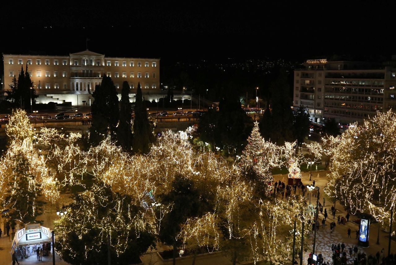 Ολόφωτη η πλατεία Συντάγματος.