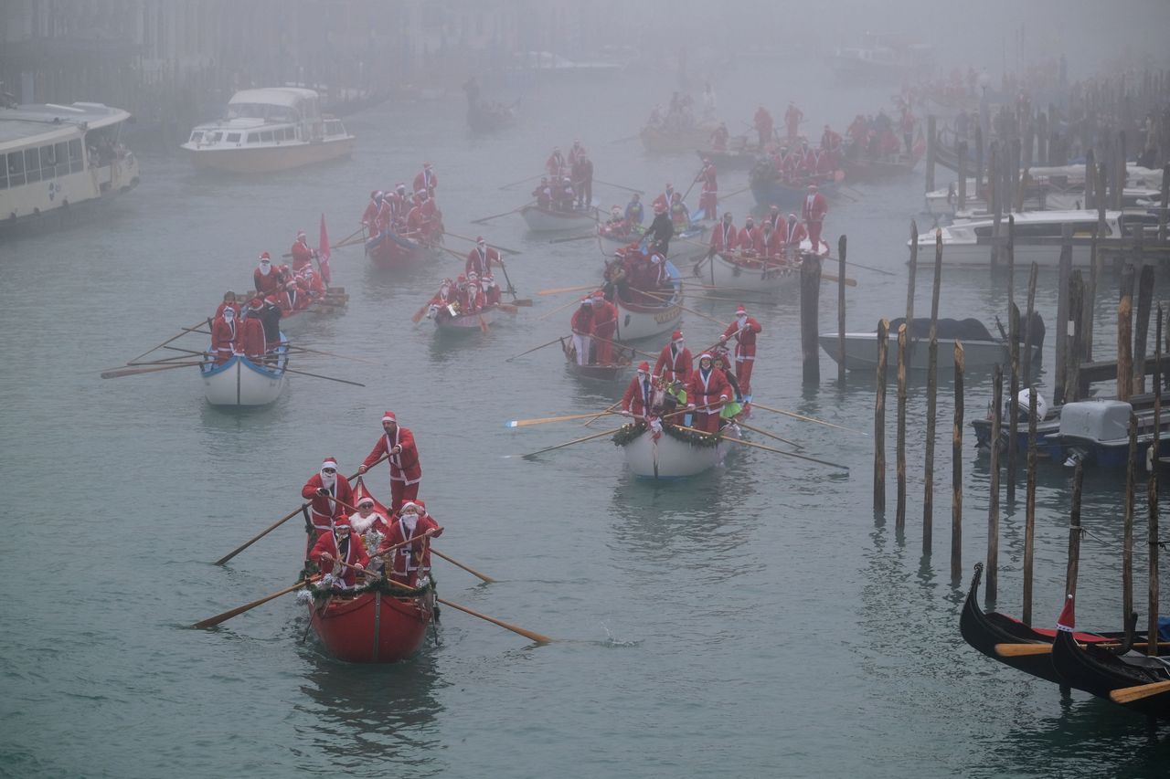 Η πυκνή ομίχλη, δεν πτόησε τους Αγιους Βασίληδες που έλαβαν μέρος στην παραδοσιακή, Χριστουγεννιάτικη ρεγκάτα της Βενετίας. 