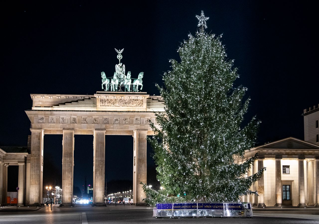 Η Πύλη του Βραδεμβούργου, στο Βερολίνο και το επιβλητικό έλατό της. 