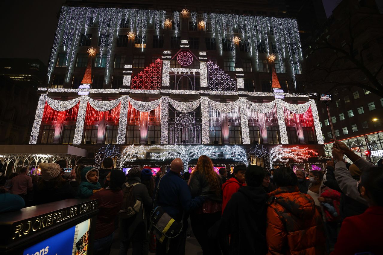 Πλήθος κόσμου στη Ν. Υόρκη, για τα Χριστουγεννιάτικο φωτιστικό σώου του πολυκαταστήματος Saks Fifth Avenue.
