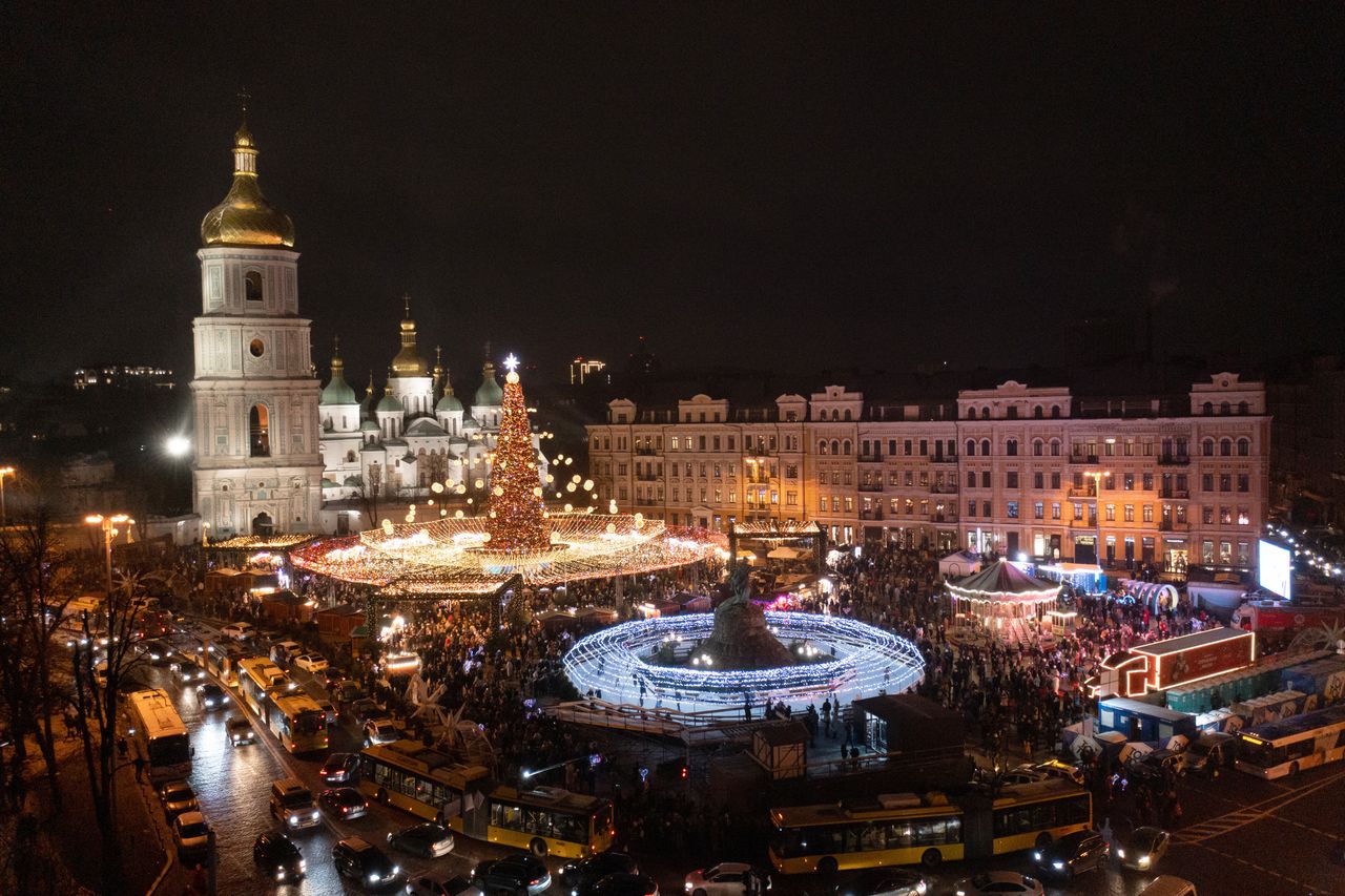 H κεντρική πλατεία του Κιέβου, της Ουκρανίας, στολίστηκε για τις Γιορτές. 