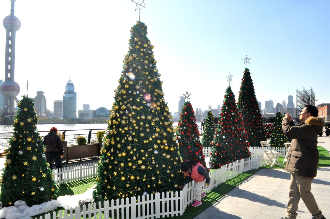 Πολλά τα Χριστουγεννιάτικα δένδρα στη Σαγκάη της Κίνας.