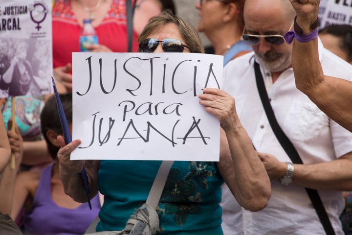 Una mujer durante una manifestación para pedir justicia para Juana Rivas.