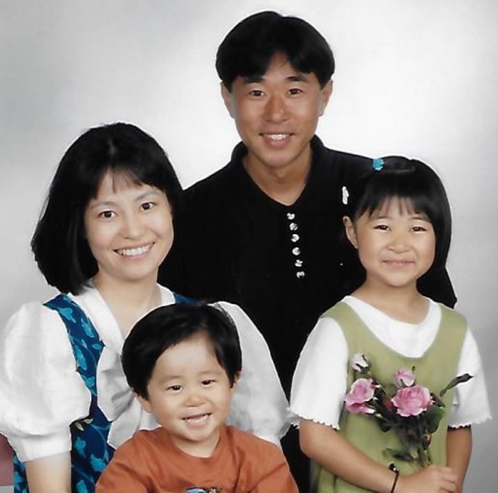 中央：大原徹也さん。渡米して1年後に撮影した大原さんの家族写真