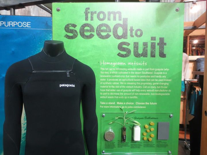 2012年、ユーレックス （グアユール製） ウエットスーツを 展示会で発表した様子