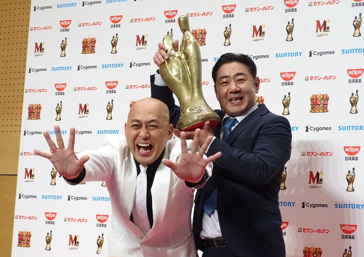 優勝会見で喜びをあらわす錦鯉の長谷川雅紀さん（左）と渡辺隆さん
