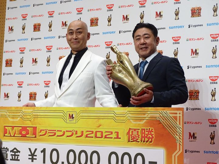 M-1王者となった長谷川雅紀さん（左）と渡辺隆さん。優勝賞金1000万円を獲得した