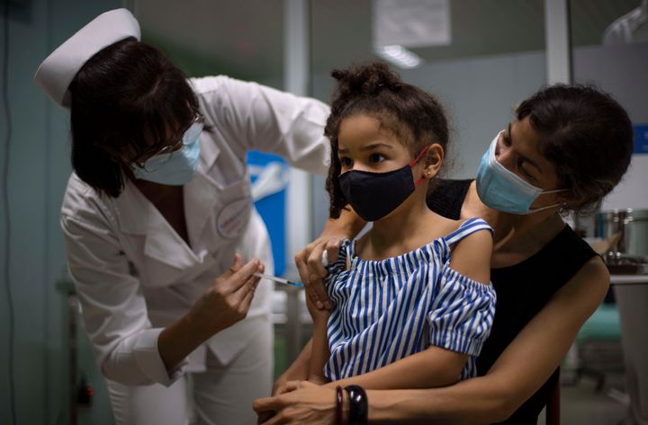Ένα μικρό κοριτσάκι δέχεται το εμβόλιο κουβανικής παραγωγής Soberana-02 για COVID-19 στην Αβάνα της Κούβας. 24 Αυγούστου 2021. (AP Photo/Ramon Espinosa)