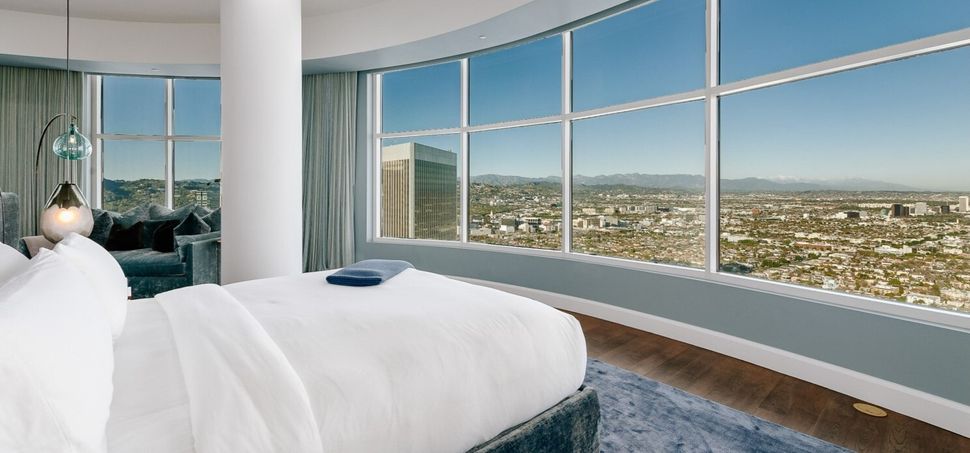 Αποψη υπνοδωματίου στο διαμέρισμα του 40ου ορόφου στο Λος Αντζελες που ο Μάθιου Πέρι πούλησε για 21,6 εκ. δολάρια (19,1 ευρώ).