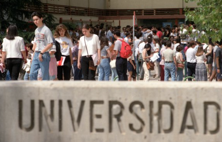 Imagen de archivo de estudiantes universitarios