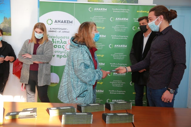 Η ΑΝΑΚΕΜ στηρίζει 121 πυρόπληκτες οικογένειες του Δήμου Μαντουδίου – Λίμνης – Αγίας Άννας