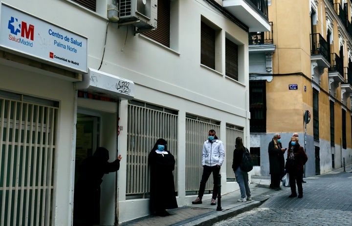 Varios pacientes esperan frente a la puerta de un centro de salud de Madrid, el 21 de diciembre.