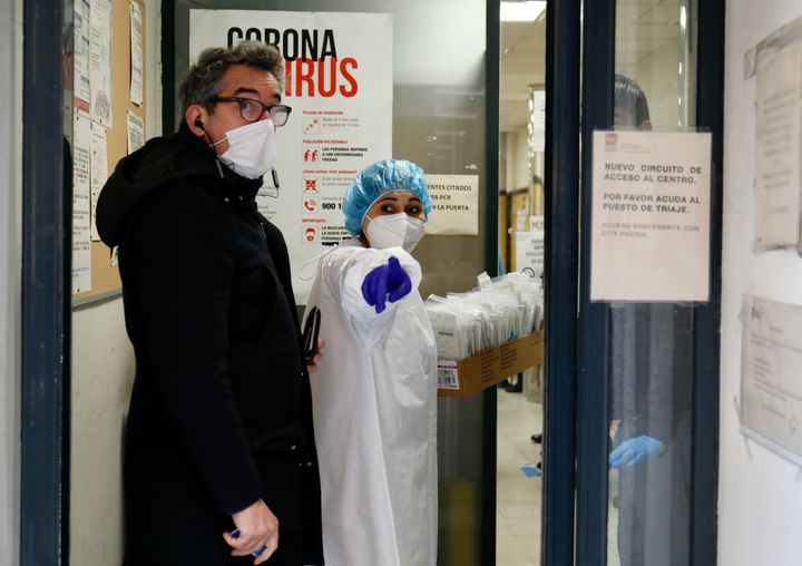 Una sanitaria atiende a un hombre en un centro de salud de Madrid.