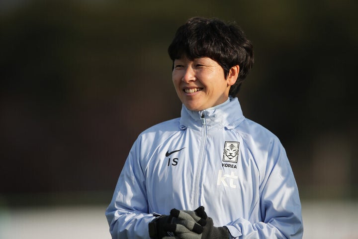 황인선 감독이 6일 전북 남원시 남원어린이교통공원축구장에서 대표팀 2차 소집 훈련을 지도하던 중 환하게 웃고 있다.