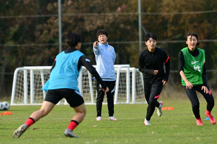 황인선 감독이 지난달 15일 경기 파주시 대표팀트레이닝센터(NFC)에서 대표팀 1차 소집훈련을 지도하고 있다.