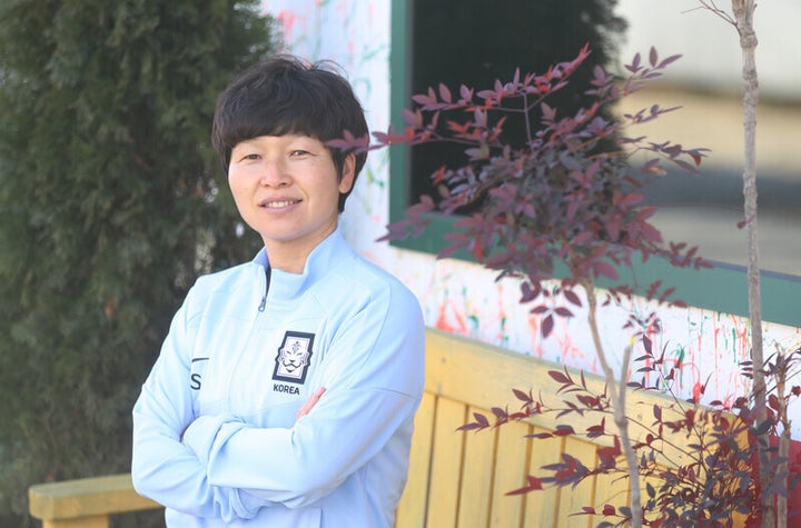 황인선 20살 이하 여자축구 대표팀 감독이 지난 13일 경기 고양시 한 카페 앞에서 포즈를 취하고 있다.