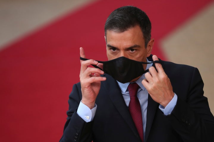Pedro Sánchez se quita la mascarilla durante un Consejo Europeo, en Bruselas, en julio de 2020.
