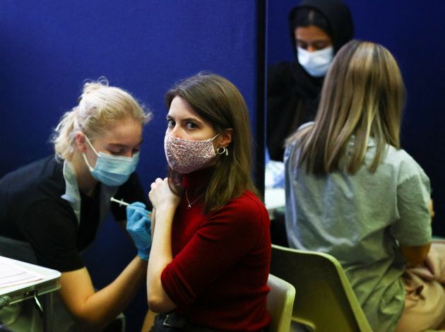 Une femme se fait vacciner dans le centre de Londres, le 15 décembre 2021 