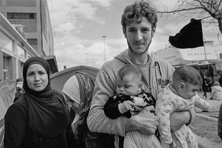 Πρόσφυγες και εθελοντής στο λιμάνι του Πειραιά, 2016