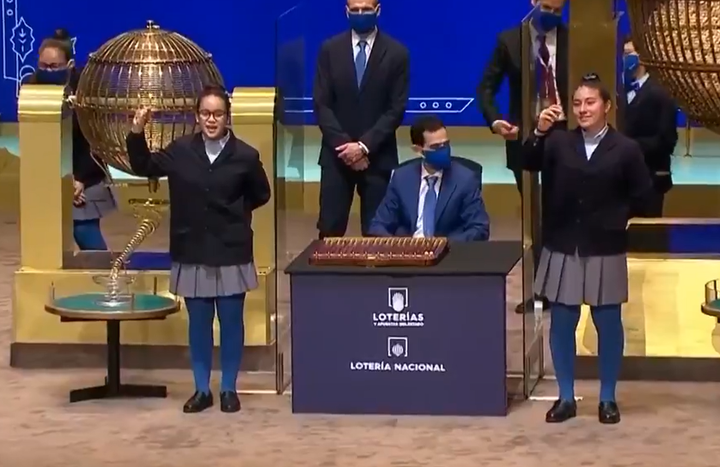 Momento en el que las dos niñas de San Ildefonso cantan el Gordo del Sorteo.