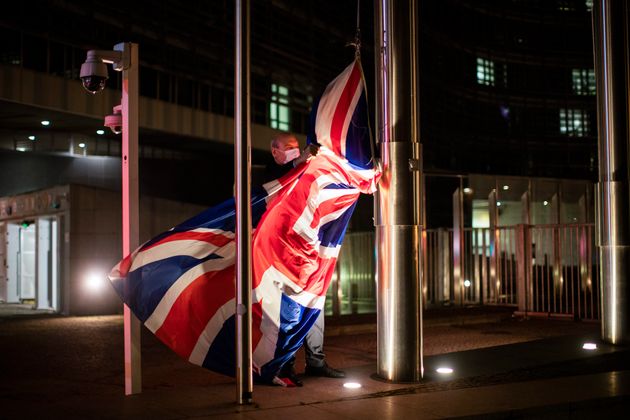 Un empleado de la UE iza la bandera de Reino Unido el 9 de diciembre de 2020, antes de un encuentro en...