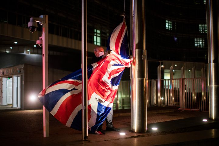 Un empleado de la UE iza la bandera de Reino Unido el 9 de diciembre de 2020, antes de un encuentro en Bruselas entre Johnson y Von der Leyen. 