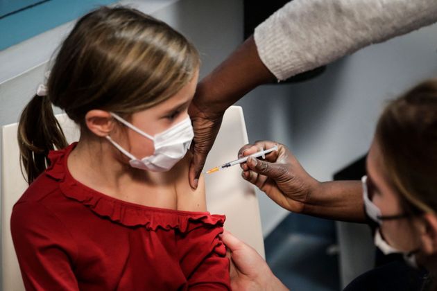 Un enfant reçoit une dose du vaccin Pfizer/BioNTech contre le Covid-19, à Paris, le 17...