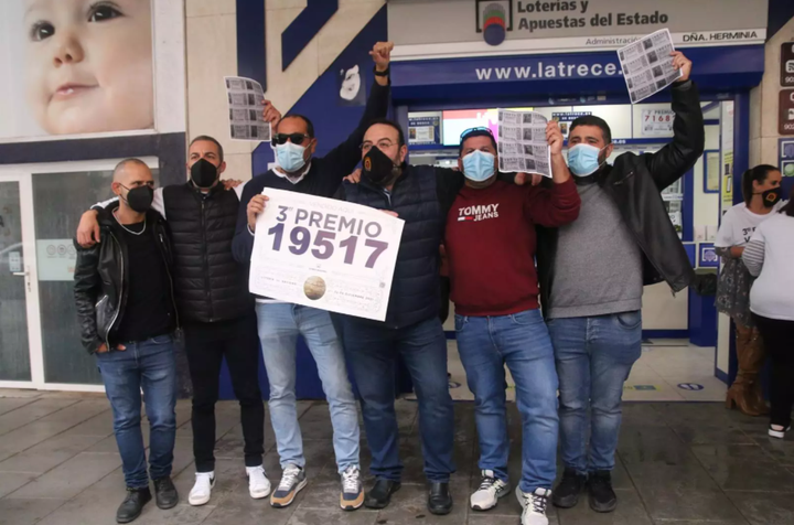 Jesús Ibáñez (tercero por la derecha) celebra el tercer premio en el sorteo.