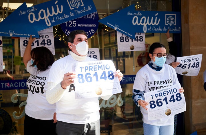 Varios empleados de una administración celebran que han vendido El Gordo.