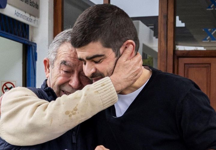 José Ruiz administrador junto a su padre, anterior propietario de la administración de loteria que ha dado un quinto premio en Santa Ponsa (Mallorca).