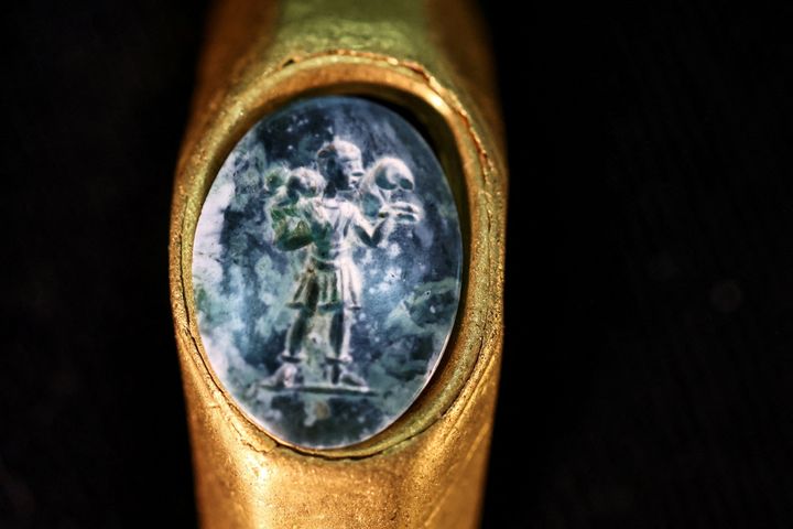Ένα δαχτυλίδι πολλών αιώνων με χαραγμένη μια παλαιοχριστιανική εικόνα του Ιησού ως τον «Καλό Ποιμένα» που ανασύρθηκε από ναυάγια στα ανοιχτά της Παράλιου Καισάρειας, εκτίθεται στην Ιερουσαλήμ στις 22 Δεκεμβρίου. 2021. REUTERS/Ronen Zvulun TPX ΕΙΚΟΝΕΣ ΤΗΣ ΗΜΕΡΑΣ