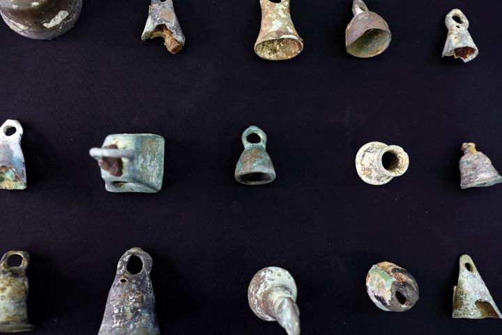 Χάλκινα καμπανάκια που ανασύρθηκαν από τα ναυάγια στα ανοιχτά της Καισάρειας, ένα σημαντικό λιμάνι των Αγίων Τόπων στην αρχαιότητα, σύμφωνα με την Αρχή Αρχαιοτήτων του Ισραήλ, εκτίθενται στην Ιερουσαλήμ στις 22 Δεκεμβρίου 2021. REUTERS/Ronen Zvulun