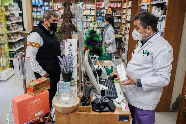 Un hombre recoge un test de antígeno en una farmacia del distrito de Carabanchel.