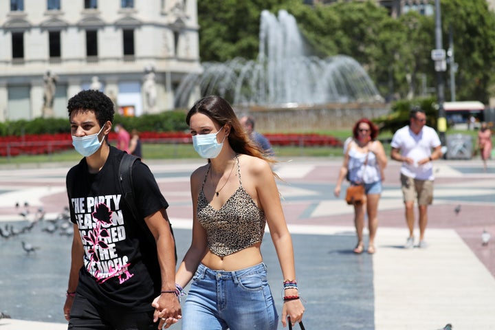 Dos jóvenes llevan la mascarilla en Barcelona.