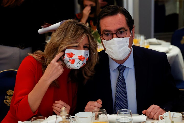 El presidente de la CEOE, Antonio Garamendi, conversa con la ministra de Trabajo, Yolanda Díaz