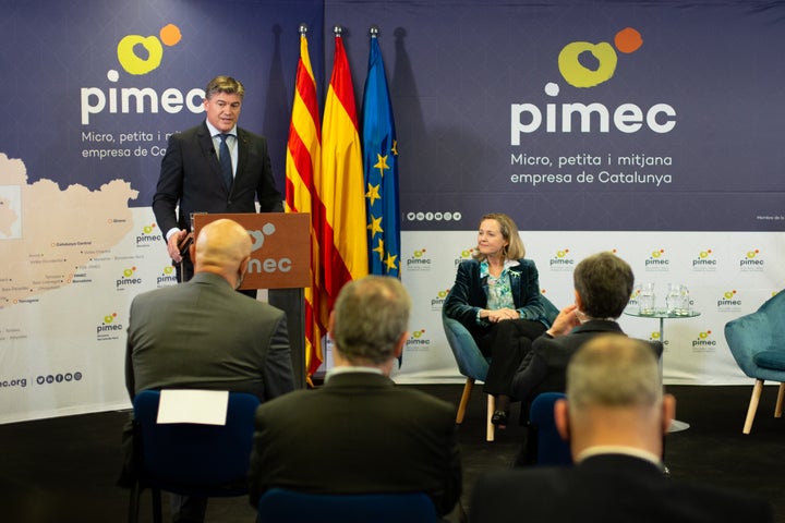 La vicepresidenta primera y ministra de Asuntos Económicos, Nadia Calviño, junto al presidente de Pimec (agrupación de pymes catalana), Antoni Cañete.