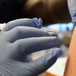 Τέταρτο εμβόλιο ενόψει, πριν ακόμη ολοκληρωθούν οι αναμνηστικές