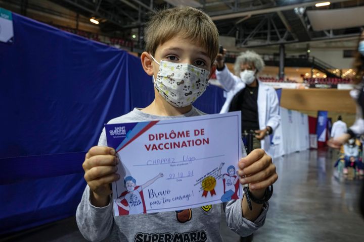 Ο εννιάχρονος Χούγκο Σαπάζ, με το δίπλωμα εμβολιασμού του