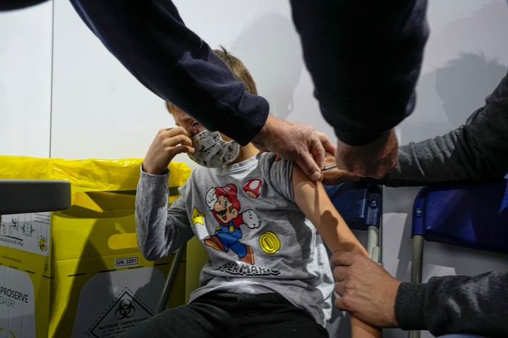 Ένας παιδίατρος χορηγεί μια δόση του εμβολίου Pfizer στον εννιάχρονο Χούγκο Σαπάζ